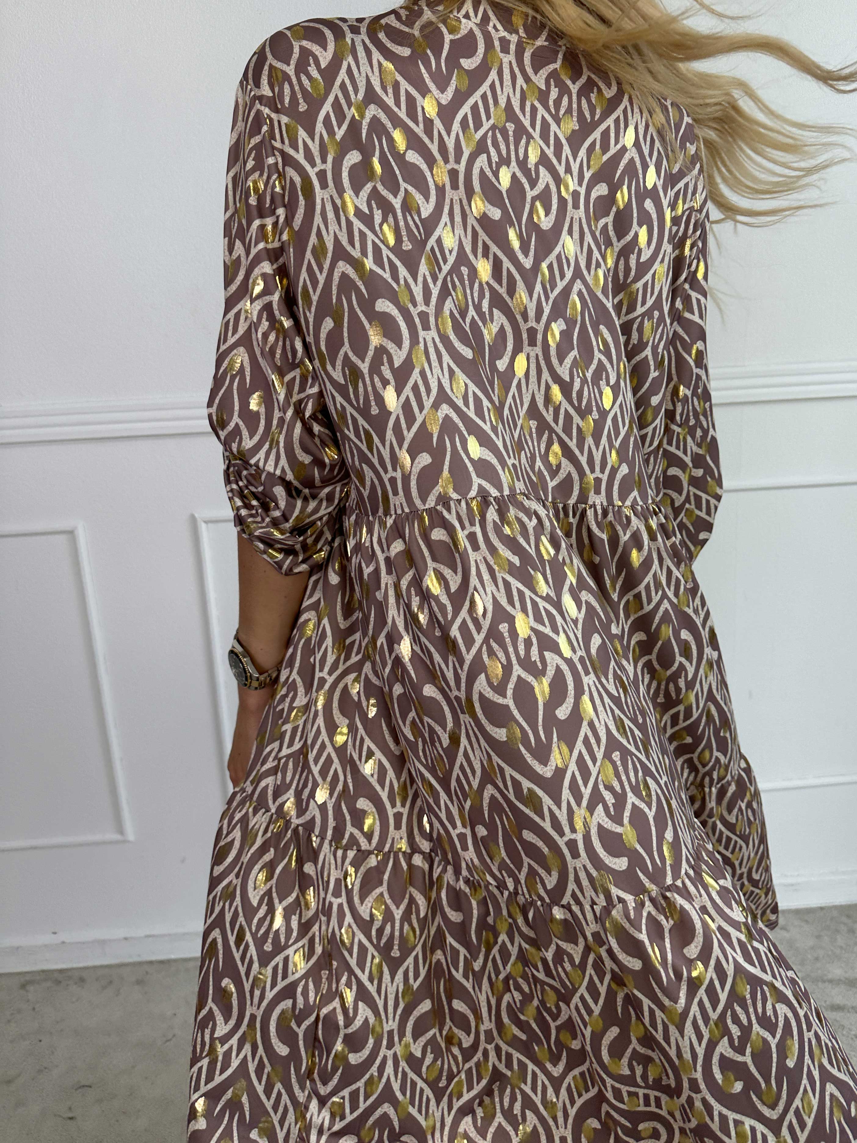 Milano Boho Midi - Mönstrad klänning med guldfärgade prickar och lager-på-lager-look